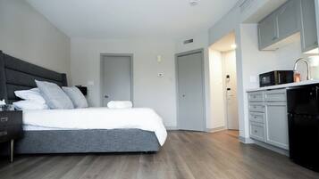 1 bedroom, desk, iron/ironing board, WiFi