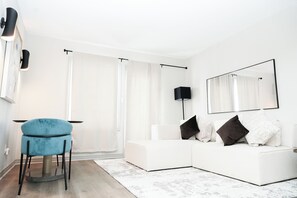 Televisión y chimenea 