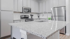 Geladeira, mesas de jantar