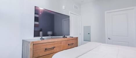 Escritorio, tabla de planchar con plancha, wifi y ropa de cama