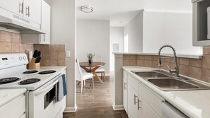 Fridge, dining tables - Landing | Beautiful 1BD, Clubhouse, Pool (San Antonio)