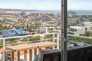 Property grounds - NEW! Luxury Condo Pedregal Ocean and City Views, 15min Walk to downtown (Cabo San Lucas)