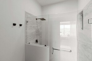 Douche, sèche-cheveux, serviettes fournies, savon