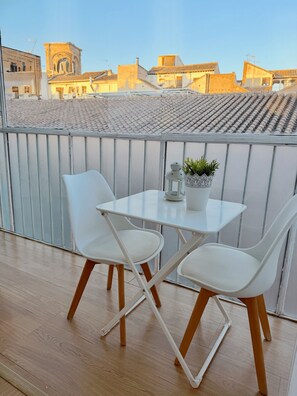 Outdoor dining - Fabulous 2-bedroom apartment with AC in charming Granada (Granada)