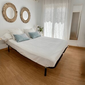 2 bedrooms, iron/ironing board, WiFi, bed sheets - Fabulous 2-bedroom apartment with AC in charming Granada (Granada)