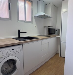Private kitchen - Fabulous 2-bedroom apartment with AC in charming Granada (Granada)