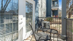 Terrace/patio - Landing | Incredible 2BD, Pool, Gym (San Antonio)