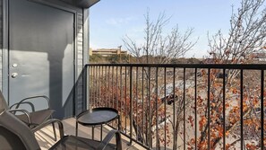 Property grounds - Landing | Beautiful 2BD, Pool, Gym (San Antonio)
