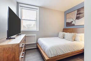Escritorio, tabla de planchar con plancha, wifi y ropa de cama 