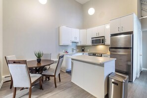 Frigorífico y mesa de comedor