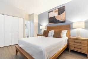 Desk, iron/ironing board, WiFi, bed sheets - Landing | Stunning 1BD, Gym (New Haven)