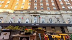 A hotel facade with a sign reading 'THE TAFT' and multiple flags. - Landing | Incredible 1BD, Gym (New Haven)