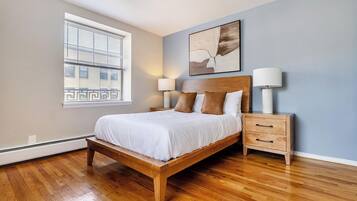 Een bureau, een strijkplank/strijkijzer, wifi, beddengoed