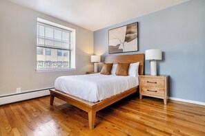 Een bureau, een strijkplank/strijkijzer, wifi, beddengoed