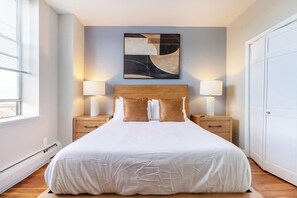 Een bureau, een strijkplank/strijkijzer, wifi, beddengoed