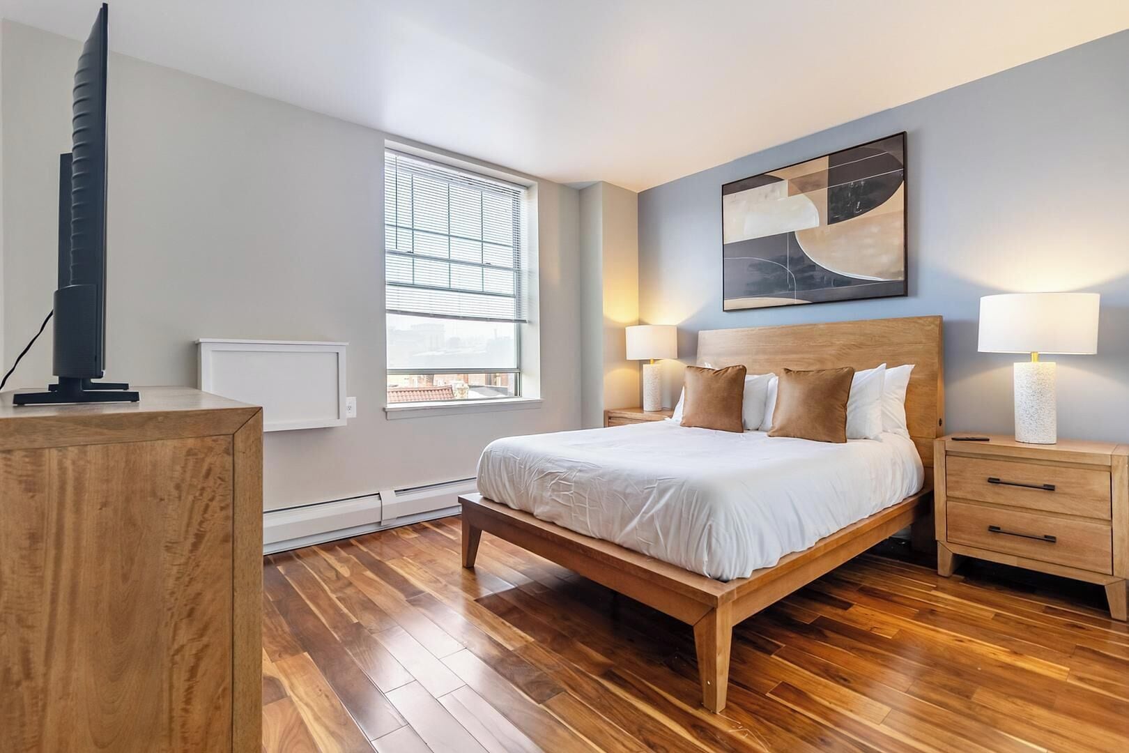 مكتب ومكواة/لوح كي وواي فاي وملاءات أسرّة