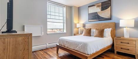 مكتب ومكواة/لوح كي وواي فاي وملاءات أسرّة