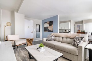 Smart TV - Landing | Incredible 1BD, Gym (New Haven)