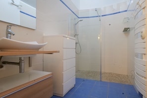 Shower, hair dryer, towels - Loft in the heart of Les Sables, just steps from the sea – 8 guests (Les Sables-d´Olonne)