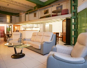 TV - Loft in the heart of Les Sables, just steps from the sea – 8 guests (Les Sables-d´Olonne)