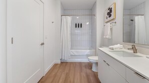 Une salle de bain moderne équipée d’une douche, de toilettes et d’un lavabo.