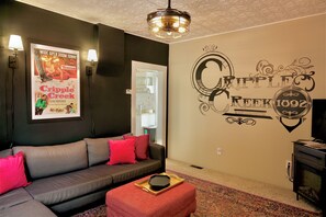 Smart TV, fireplace, video games, DVD player - 1895 Hot Tub Home and games Cabin Cripple Creek perfect for a getaway (Cripple Creek)