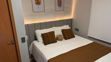 Työpöytä, silitysrauta/-lauta, ilmainen Wi-Fi, vuodevaatteet