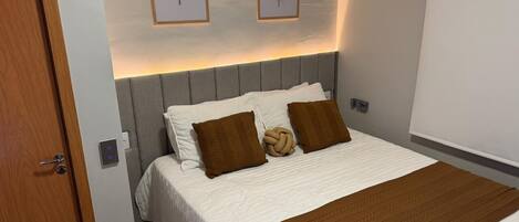 Skrivebord, strykejern/-brett, wi-fi (inkludert) og sengetøy