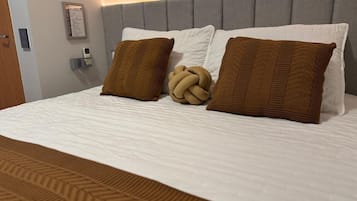 Skrivebord, strykejern/-brett, wi-fi (inkludert) og sengetøy