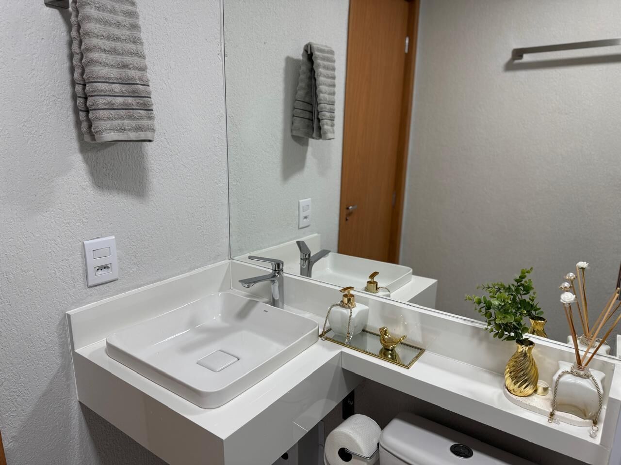 Dusj, hårføner, h åndklær og såpe