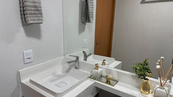 Chuveiro, secador de cabelo, toalhas de banho, sabonete