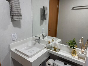 Chuveiro, secador de cabelo, toalhas de banho, sabonete