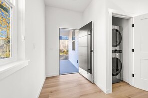 Interior - Modern Comfort in Seattle, 10 mins to downtown (Seattle)