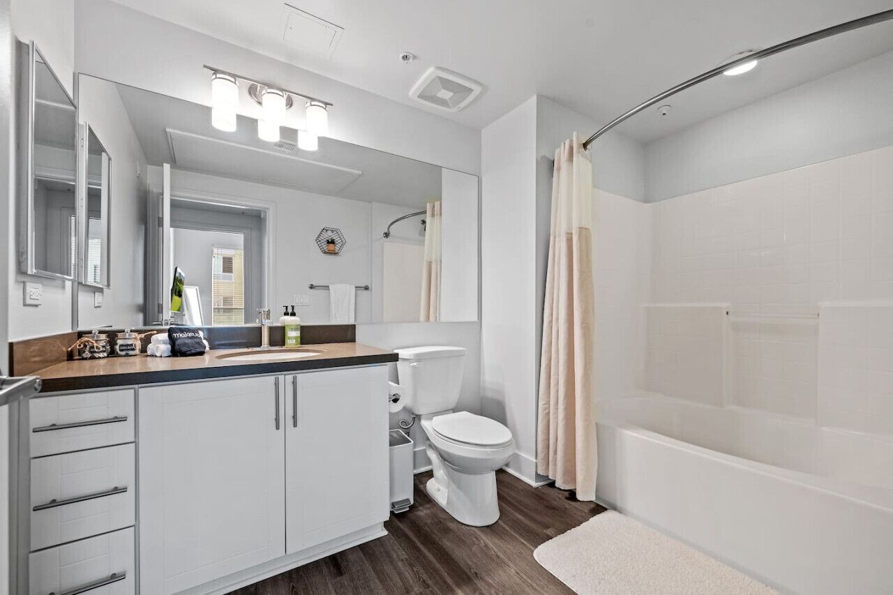 Une salle de bain moderne équipée de toilettes, d’un lavabo et d’une douche.