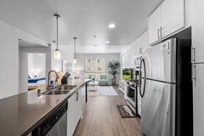 Fridge, microwave, oven, stovetop - Luxe 2BR w/ King Beds, Resort Pool/Hot Tub, Games! (San Diego)