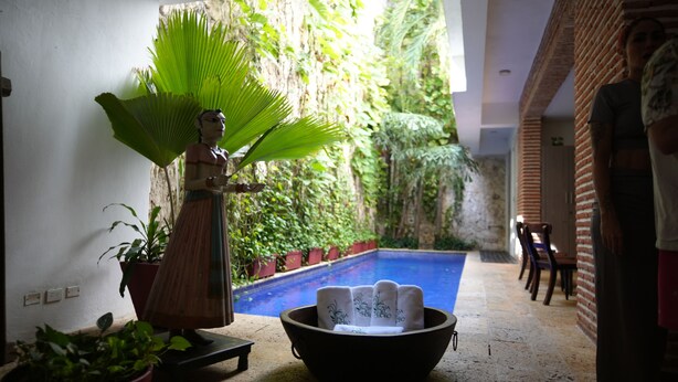 A statue of a woman holding a fan, a small pool, and a bowl with towels. - Best location; magical 4BR house w/ large pool (Cartagena de Indias)