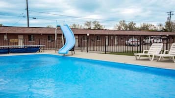 Una piscina al aire libre de temporada