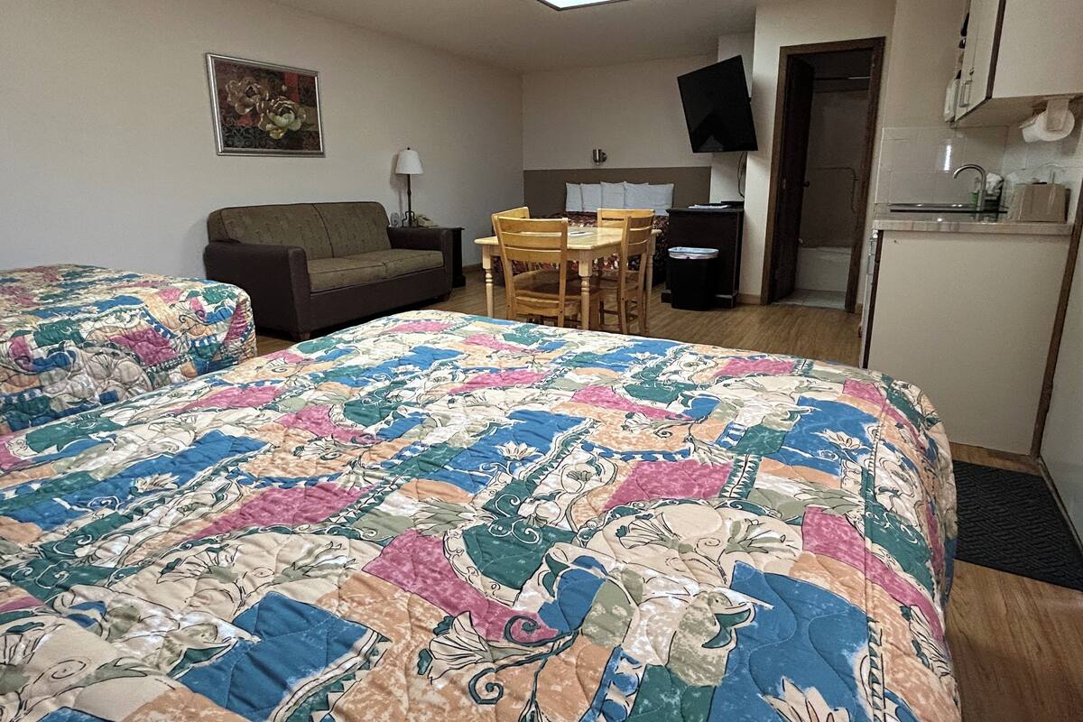 Triple Room | Desk, free WiFi