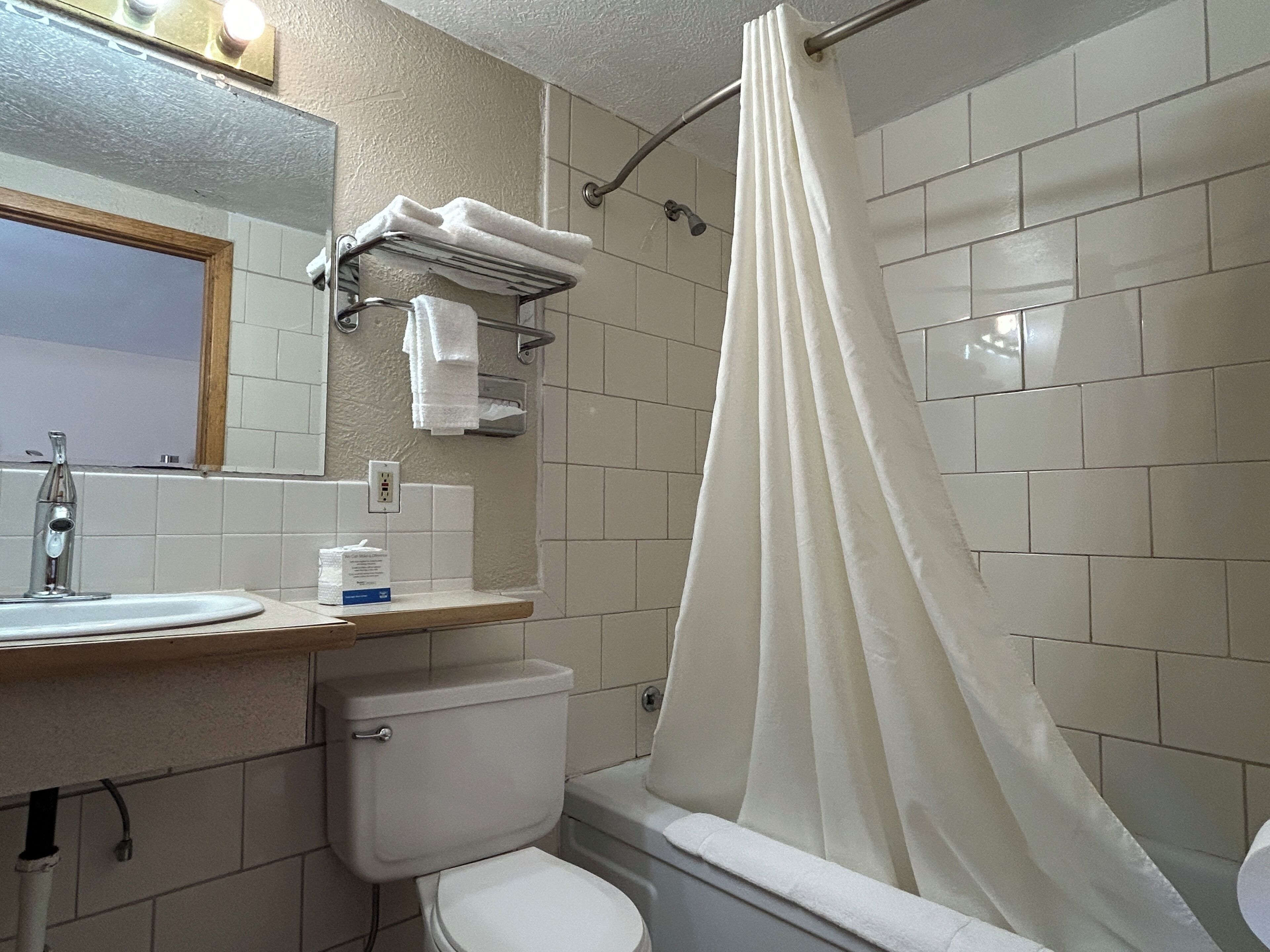 タオル、トイレットペーパー