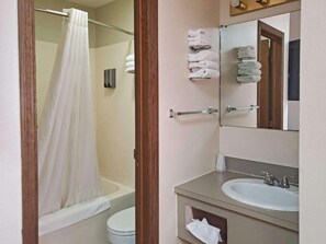 Single Room | Bathroom | Towels, toilet paper - JET Motor Inn Buffalo (Buffalo)