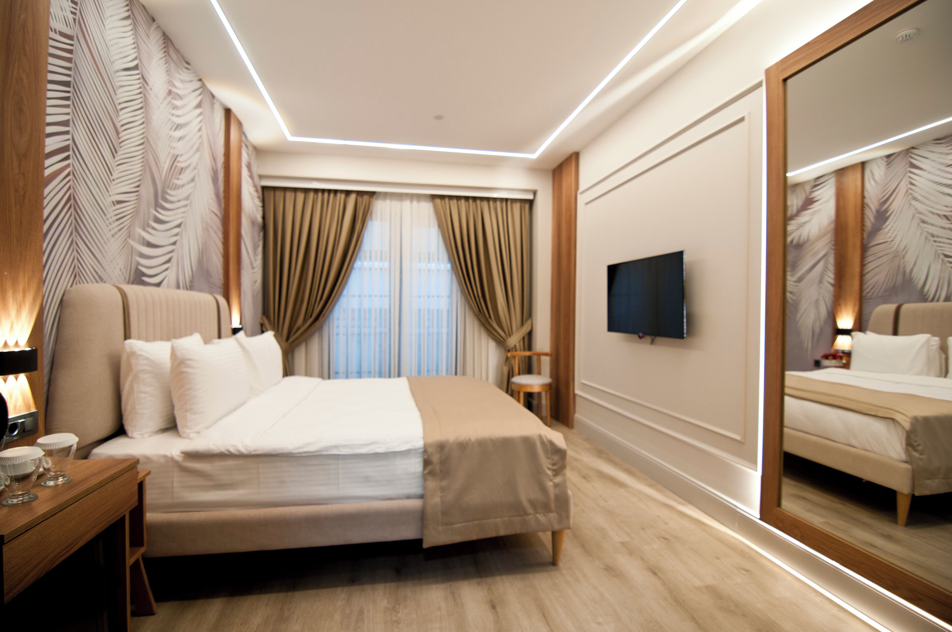 Hypo-allergenic bedding, minibar, in-room safe, desk