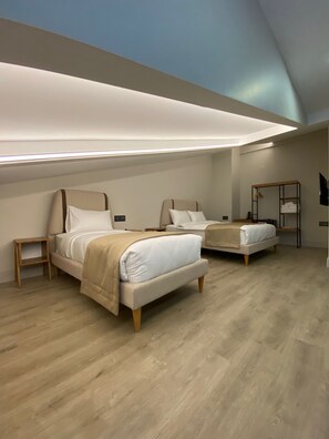 Standard Double or Twin Room, Balcony, City View | Hypo-allergenic bedding, minibar, in-room safe, desk