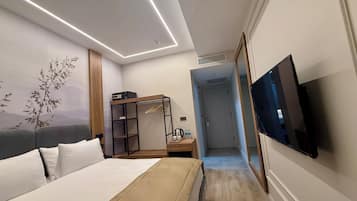 Hypo-allergenic bedding, minibar, in-room safe, desk