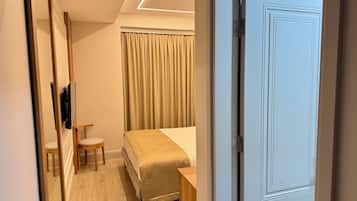 Hypo-allergenic bedding, minibar, in-room safe, desk