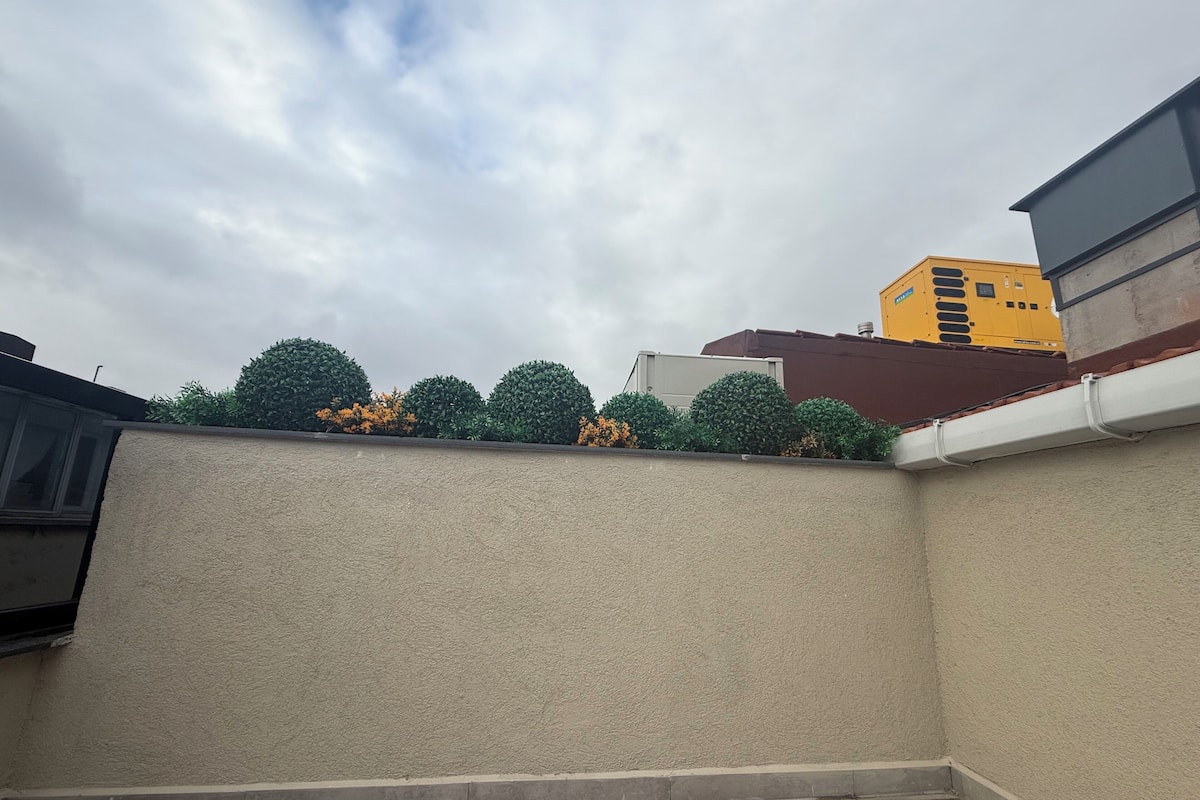 Chambre Standard Double ou avec lits jumeaux, balcon, vue ville | Enceinte de l’hébergement