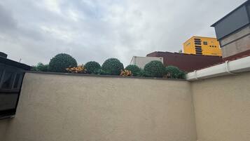 Chambre Standard Double ou avec lits jumeaux, balcon, vue ville | Enceinte de lâhĂ©bergement