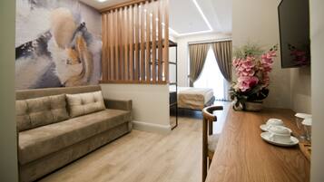 Junior Studio Suite | Hypo-allergenic bedding, minibar, in-room safe, desk