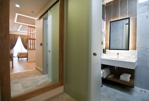 Junior-Studiosuite | Badezimmer | Dusche, umweltfreundliche Kosmetikartikel, Haartrockner, Handtücher
