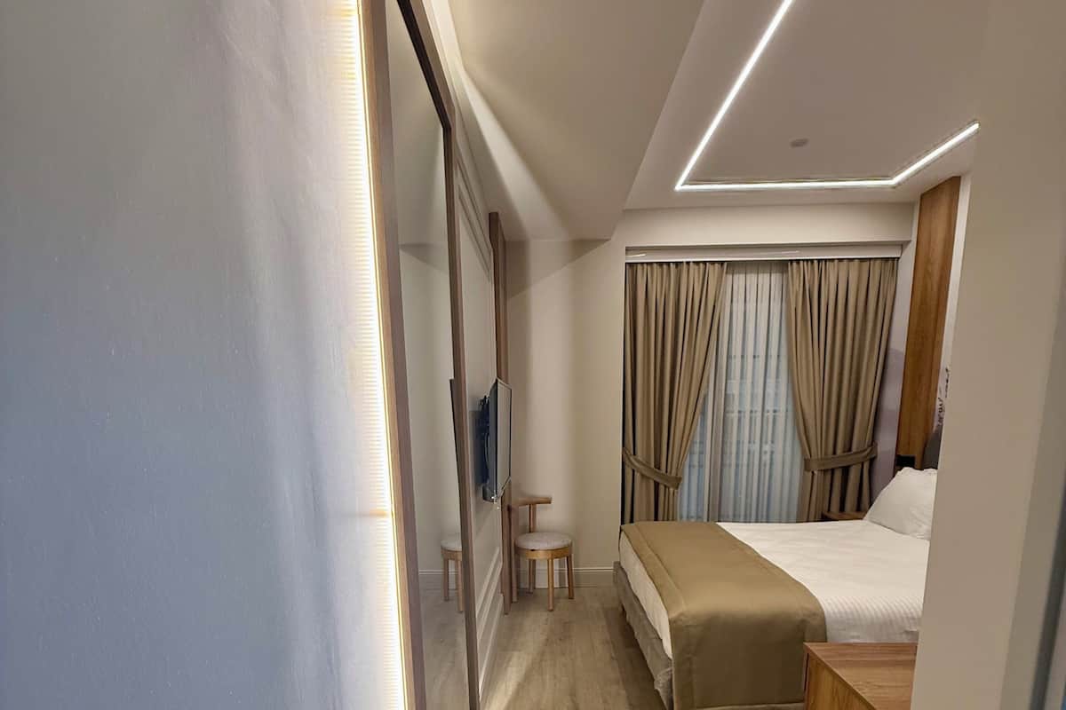 Chambre Triple Deluxe, balcon, vue ville | Literie hypoallergénique, minibar, coffres-forts dans les chambres