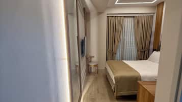 Hypo-allergenic bedding, minibar, in-room safe, desk